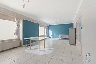 <p>Deze woning met ingebouwde praktijkruimte biedt enorm veel potentieel voor wie wonen en werken wil combineren op één locatie!<br /><br />INDELING: op het gelijkvloers bevindt zich een ruime praktijkruimte met rechtstreekse toegang tot de achterliggende tuin. Op de verdieping vind je de comfortabele woonruimte met een lichtrijke woonkamer, volledig ingerichte keuken, badkamer met douche en ligbad en een apart toilet. Vanuit de woonkamer heb je toegang tot een ruim terras, perfect om van de zon te genieten.<br /><br />TROEVEN: centrale verwarming op gas, grote garage met plaats voor twee wagens, ruim terras en tuin, én een instapklare, goed onderhouden woning in een degelijk gebouw uit 1960.<br /><br />OMGEVING: ideaal gelegen in het centrum, op wandelafstand van winkels, scholen, openbaar vervoer en alle dagelijkse voorzieningen.<br /><br />Bezoek na afspraak met IMMO BEGUIN:<br />📧 info@immobeguin.be</p>