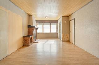 Layout:- entrance hall- living and dining area- kitchen - bathroom - urban garden Intermediate floor:- bedroom 1 First floor:- bedroom 2-...