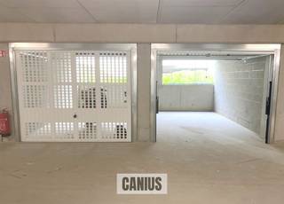 <p><span>GARAGEBOX IN HARTJE SINT-TRUIDEN</span></p><p><span> </span></p><p><span>Residentie "De Stadspoort" treffen wij aan op de voormalige site Thijssen pal in het centrum van Sint-Truiden. Door de centrale ligging bereiken wij de Grote Markt, de Groenmarkt, het Heilig Hartplein en het Minderbroedersplein in een mum van tijd. </span></p><p><span> </span></p><p><span>Zeker zijn van uw parkeerplaats in hartje Sint-Truiden? Dan bent u hier aan het juiste adres. </span></p><p><span> </span></p><p><span>Opzoek naar een parkeerplaats nabij uw thuisadres of uw werkplaats? Wij geven u graag de nodige informatie. U kan onze medewerkers bereiken via <span>info@canius.be</span></span><span> of op het nummer 078 78 30 39.</span></p><p><span> </span></p><p><span>*Deze gegevens zijn louter ter informatieve titel. De vermelde oppervlaktes zijn slechts indicatie. Canius Real Estate kan niet verantwoordelijk gesteld worden voor de juistheid van de aan haar verstrekte gegevens. </span></p><p><span> </span></p><p><span> </span></p>
