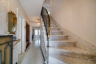 Huis gelegen in Mouscron, in een rustige en aangename omgeving, met prachtige volumes en een functionele indeling.<br /><br />Op de begane grond bestaat het huis uit een inkomhal met apart toilet, een lichte woonkamer van 27 m 2 en een half uitgeruste keuken vergezeld van een aangrenzende bijkeuken, handig voor opslag. Een veranda maakt het geheel compleet en biedt in elk seizoen een extra woonruimte. De woning heeft ook een garage voorzien van een gemotoriseerde deur en een eigen parkeerplaats buiten.<br /><br />Boven ontdekt u drie slaapkamers van 15 m 2, 12 m2 en 10 m 2, perfect geschikt voor een gezinsleven. Een extra kamer, al uitgerust met waterinlaten en -uitlaten, stelt u in staat om de ontwikkeling van een doucheruimte, een wasruimte of een multifunctionele ruimte te overwegen, afhankelijk van uw behoeften. Op dit niveau is ook een tweede apart toilet aanwezig.<br /><br />Het pand profiteert ook van een zolder van 65 m2 en biedt een aanzienlijk potentieel voor opslag of ontwikkeling.<br /><br />Buiten geniet u van een terras, een volledig omheinde tuin en een berging.<br /><br />Technische specificaties:<br /><br />Gezond en robuust huis<br />Gezond dak met onderdak<br />Centrale verwarming op gas<br />Houten frame met dubbele beglazing<br />Garage met gemotoriseerde deur<br />Privé parkeerplaats buiten<br /><br />Dit huis combineert comfort, ruimte en bruikbaarheid in een rustige omgeving in Mouscron. Een ideale kans voor een gezin dat op zoek is naar een functionele, gezonde woning met een goed groeipotentieel.