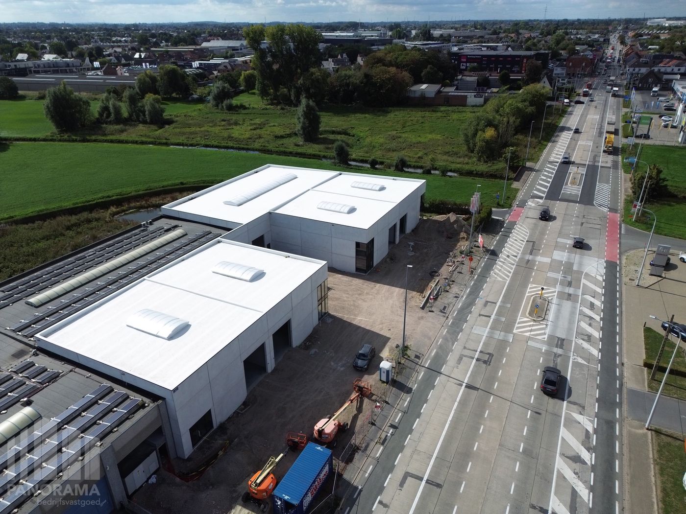 KMO-UNIT VAN +/- 500 M² MET INPANDIG KANTOOR VAN 130 M² OP COMMERCIËLE LIGGING AAN GENTSEWEG TE WAREGEM - foto 4