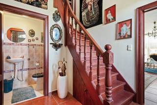 <p>Droom je van een ruime woning met een groene omgeving, een zonnige tuin en tal van mogelijkheden? Dan is deze woning absoluut een bezoek waard!</p>
<p>Op een mooi perceel van circa 1.262 m², met een prachtig vrij uitzicht over de omliggende velden, ontdek je hier een woning met ruimte om te leven, te genieten én je eigen woonideeën waar te maken.</p>
<p>Bij het binnenkomen verwelkomt de inkomhal je met een gastentoilet. Van hieruit kom je in de ruime en lichtrijke leefruimte met eetplaats. De ingerichte keuken sluit mooi aan. De aansluitend gelegen berging zorgt voor extra opbergruimte.</p>
<p>Daarnaast beschikt het gelijkvloers over een aparte bureau- of hobbyruimte, ideaal voor wie thuiswerkt, creatief bezig is of gewoon graag een extra ruimte naar eigen wens invult.</p>
<p>Op de verdieping bevinden zich vier volwaardige slaapkamers, een nachthal en een badkamer ingericht met bad, douche, dubbele lavabo en toilet.</p>
<p>Een bijzondere troef is het aanpalend bijgebouw van circa 45 m², uitgerust met een eigen sanitaire ruimte.</p>
<p>Denk aan een atelier, hobbyruimte, praktijkruimte of een plek voor een zelfstandige activiteit aan huis. Ook wie op zoek is naar extra ruimte voor uiteenlopende projecten, vindt hier heel wat potentieel. De concrete invulling is uiteraard afhankelijk van de geldende stedenbouwkundige voorschriften.</p>
<p>Verder beschikt de woning over een ruime, zuidwestgerichte tuin en een overdekt terras.</p>
<p>Met haar ruime indeling, vier slaapkamers, veelzijdige bijbouw en zonnige tuin biedt deze woning heel wat troeven voor wie op zoek is naar een plek met mogelijkheden.</p>
<p>Ben je benieuwd? Contacteer ons via 015 68 26 08 of info@imperiavastgoed.be</p>