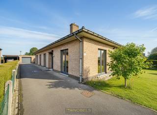 Gezellig ingerichte, GELIJKVLOERSE WONING met PRACHTIG UITZICHT en instapklaar comfort op PERCEEL VAN 9 ARE. Deze charmante woning werd...