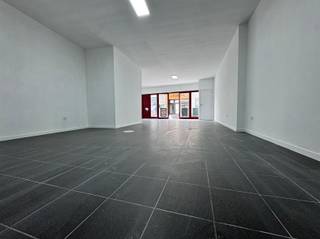 Te huur; commerciëel handelspand gelegen in de Stationsstraat 7 aan de Grote Markt te Sint NiklaasDit pand heeft een oppervlakte van 104 m²Voorzien van toilet en kitchenetteIdeaal voor winkel of kantoorruimte!