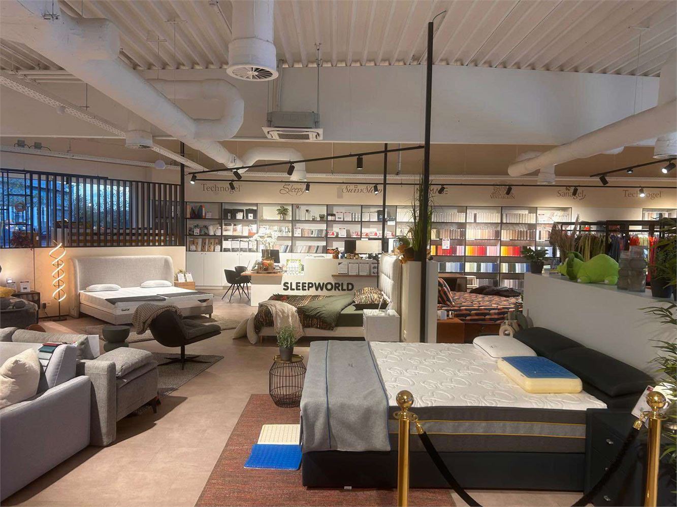 TOP GELEGEN COMMERCIEEL GEBOUW NABIJ ACTION, VAN HAAREN, ... - foto 5