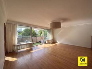 <p><span>Spacieux appartement d'angle de 3 chambres avec 2 salles de bains et 2 terrasses</span></p><p><span>Ce spacieux et lumineux appartement de 3 chambres (130m²) se trouve dans un endroit très central. </span></p><p><span>Il est situé au troisième étage d'un immeuble avec ascenseur.</span></p><p><span>Les transports en commun, les écoles, les magasins (Supermarché Delhaize, Kaasaffineurs Van Tricht, Traiteur Finebek,...), les parcs et les installations sportives se trouvent dans les environs immédiats de cet appartement.</span></p><p><span> </span></p><p><span>L'appartement est aménagé comme suit :</span></p><p><span> </span></p><p><span>Hall d'entrée & toilettes :</span></p><p><span>Vous entrez dans l'appartement par le spacieux hall d'entrée carrelé. </span></p><p><span>Celui-ci est équipé d'une porte de sécurité, de vestiaires aménagés et d'un vidéophone. </span></p><p><span> </span></p><p><span>Salon & cuisine :</span></p><p><span>Le salon, sur parquet, bénéficie d'une lumière naturelle abondante grâce aux grandes fenêtres et à la situation en angle de l'appartement. </span></p><p><span>L'espace de vie spacieux (57m²) offre suffisamment d'espace pour accueillir un salon complet ainsi qu'une agréable salle à manger. </span></p><p><span>La cuisine fermée est posée sur un sol carrelé nécessitant peu d'entretien et est équipée d'un double évier, d'une plaque de cuisson en céramique, d'un micro-ondes, d'un four, d'un lave-vaisselle et d'un réfrigérateur avec congélateur. </span></p><p><span>Le salon et la cuisine ont tous deux accès à la terrasse couverte, orientée à l'ouest.</span></p><p><span> </span></p><p><span>Chambres à coucher & salle de bain & salle de douche :</span></p><p><span>Par le hall de nuit, vous avez accès aux 3 chambres (11m²& 12m² & 14m²), à la salle de bain et aux toilettes séparées.</span></p><p><span>Les trois chambres sont revêtues de parquet et donnent accès à la terrasse arrière orientée au sud. </span></p><p><span>La salle de bains est accessible par la chambre principale. Celle-ci est équipée d'une baignoire avec douche, d'un double lavabo, de toilettes et d'un radiateur sèche-serviettes. Le branchement de la machine à laver se trouve également ici.</span></p><p><span>La deuxième chambre est attenante à une salle de douche avec un lavabo simple.</span></p><p><span>Le huitième étage abrite également des toilettes séparées avec lave-mains.</span></p><p><span> </span></p><p><span>Terrasse & garage & sous-sol :</span></p><p><span>La terrasse couverte (11,5m²) orientée à l'ouest permet de profiter du soleil en permanence.</span></p><p><span>Un espace de rangement pratique, privé et sec est inclus dans le sous-sol.</span></p><p><span>Le box du garage peut être loué en plus à €100/mois. </span></p><p><span> </span></p><p><span>Loyer et charges</span><span>: </span></p><p><span>Loyer : €1.150/mois (appartement) + </span></p><p><span>Commission : €300/mois (commission pour le chauffage central, l'eau, l'entretien et les parties communes) + </span></p><p><span>Garage box (optionnel) : €100/mois</span></p><p><span>Disponible : 01/09/2026</span></p><p><span> </span></p><p><span>Avantages :</span></p><ul><li><span>Terrasse spacieuse</span></li><li><span>Beaucoup de lumière</span></li><li><span>Cave privée</span></li><li><span>Mobiscore 9,2/10</span></li></ul>