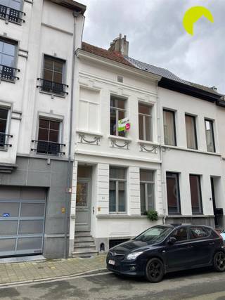 <p><span>Deze gerenoveerde studio is gelegen in een uitstekende buurt tussen Antwerpen centrum en Berchem. Tal van restaurants, winkels, parken en scholen bevinden zich op wandelafstand en maken dat het hier zeer aangenaam vertoeven is. Openbaar vervoer en een Velo-station zijn vlakbij aanwezig.</span></p><p><span> </span></p><p><span>Indeling:</span></p><p><span>We betreden de studio op de eerste verdieping en komen binnen in de lichtrijke en aangename leefruimte met open keuken. De keuken is praktisch ingericht en voorzien van een elektrisch kookvuur en een oven, ideaal voor wie graag zelf een maaltijd bereidt. Achteraan geeft de leefruimte rechtstreeks uit op het gezellige terras van 14 m². Deze aangename buitenruimte biedt de mogelijkheid om in alle rust te genieten van een koffie, een aperitief of een zonnige dag.</span></p><p><span>De badkamer is praktisch ingericht en voorzien van een douche, een lavabo en een toilet.</span></p><p><span> </span></p><p><span>Praktische info:</span><span> </span></p><ul><li><span>EPC 183 kWh/m²</span></li><li><span>Terras</span></li><li><span>Beschikbaar: 01/11/2026</span></li><li><span>Gemeenschappelijke kosten: 15/maand</span></li><li><span>Huurwaarborg: 3 maanden huur</span></li><li><span>Plaatsbeschrijving: €225</span></li></ul><p><span> </span></p><p><span>Boek nu zelf ONLINE uw afspraak in. Surf naar het betreffende eigendom op onze website <span>www.habicom.be</span></span><span> en klik op de roze knop </span><span>'PLAN EEN BEZOEK'</span><span>. <br />Kies het moment dat u het beste uitkomt, vul de gevraagde contactgegevens in en klik nadien op verzenden om te bevestigen.</span></p><p><span>Benieuwd naar de waarde van uw woning? Check het gratis op www.watismijnhuiswaard.be</span></p><p><span> </span></p>