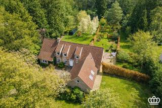 This beautiful villa on a total plot of 4452m², is located across the nature reserve Klein Schietveld near the center of Maria-Ter-Heide...