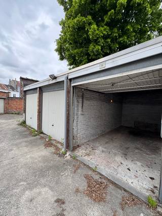 Casalina Real Estate offers for rent – A garage box located near Chasseurs Ardennais, Emile Max, Square des Grottiers and Milcamps...