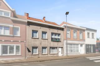 Ruime, te renoveren woning in het volle stadscentrum in de directe omgeving van winkels, scholen, openbaar vervoer.... alles op wandelafstand!<br /><br />Deze rijwoning met een koer/terras van ca 20 m² heeft een ruime bewoonbare oppervlakte: in 1981 werden twee woningen tot één woning samengevoegd. <br /><br />Huidige INDELING van de woning: <br /><br />GELIJKVLOERS: inkom met vestiaire en toilet, leefruimte, keuken met ontbijthoek en toegang tot de koer. Vanuit de keuken is ook de voorraadkelder toegankelijk en de aparte berging/wasplaats. <br /><br />VERDIEPING: 3 ruime slaapkamers en badkamer (toilet, lavabo en ligbad)<br /><br />Er is een VASTE TRAP naar een hoge ZOLDERRUIMTE die bijkomend kan worden ingericht.