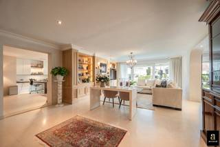 <span>Een uitzonderlijk en exclusief appartement van ca. 300 m² met een brede gevel van 16 m en een prachtige privatieve tuin. <br />Dit luxueuze tuinappartement met 4 slaapkamers bevindt zich in een stijlvolle villaresidentie gelegen op 25meter van het bekende Albertplein te Zoute, op slechts enkele stappen van de zee en het strand. Mogelijkheid tot aankoop van een dubbele garagebox inpandig.<br />Bij het binnenkomen wordt u verwelkomd in een royale inkomhal met vestiaire en gastentoilet. De ruime, lichtrijke leefruimte bestaat uit een salon en een eetplaats die uitgeven op de zonnige terrassen. De volledig uitgeruste keuken, met aansluitende wasruimte en berging, biedt eveneens directe toegang tot het terras en de tuin. Verder is er een tweede salon of bureel aan de voorzijde, eveneens uitgevend op de terrassen met zicht naar het plein. De master bedroom beschikt over een volledige badkamer en een ruime dressing. Daarnaast zijn er nog drie volwaardige slaapkamers: een tweede slaapkamer (mogelijkheid tot douchekamer), een derde slaapkamer met aansluitende badkamer, en een vierde ruime slaapkamer met dressing en eigen badkamer, extra bergruimte en een toilet. Tweede wasruimte. Dubbele garagebox in de residentie. Een unieke opportuniteit voor wie op zoek is naar exclusief wonen in hartje Zoute, doch in alle rust en vlakbij zee.</span>