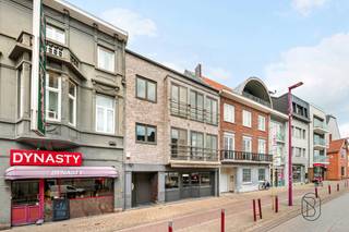 Te koop: Centraal gelegen handelspand met duplex appartement
In het centrum van Deinze bevindt zich deze instapklare eigendom bestaande uit een handelspand met daarboven een duplex appartement.
Wat maakt dit pand uniek?
De handelsruimte op het gelijkvloers is volledig ingericht met ingemaakte kasten en een toonbank en leent zich perfect voor diverse activiteiten zoals kantoor, showroom, traiteur of handelszaak. Boven bevindt zich het duplex appartement. Indeling: lichtrijke leefruimte, open keuken, gastentoilet, drie volwaardige slaapkamers, dressing en badkamer. Bovendien is er ook nog een ruim terras aanwezig.
Voor wie is dit ideaal?
Ideaal voor zelfstandigen, vrije beroepen of investeerders die op zoek zijn naar een veelzijdige eigendom met commerciële mogelijkheden en comfortabele woonruimte.
Te koop via Immo Beguin, jouw vastgoedexpert sinds 2009, met kantoren in Ronse, Waregem, Kortrijk, Deinze, Doornik en Lessines.