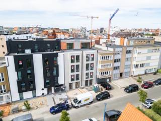 g&gt;Koksijde: Luxueus nieuwbouwappartement met ruim terras vlak bij het centrum! <br />
<p><br />Ontdek dit stijlvolle appartement in het gloednieuwe woonproject residentie Isabella, gelegen in het hart van Koksijde.<br />Deze moderne residentie bevindt zich op wandelafstand van winkels, restaurants en het strand, en combineert een centrale ligging met rust en privacy.<br />Met zijn eigentijdse architectuur, duurzame materialen en oog voor detail biedt Residentie Isabella een exclusieve woonervaring aan de Belgische kust.<br /><br /><br /><strong>Indeling:</strong><br />Inkomhal, gastentoilet, berging met aansluiting voor wasmachine, badkamer met dubbele wastafel in meubel en douche, ruime leefruimte met open keuken en aangrenzend zongericht terras, 2 volwaardige slaapkamers.<br /><br /><br /><strong>Troeven:</strong></p>
<ul><li>Kleinschalig en rustig wonen met slechts 9 appartementen.</li><li>Optimale geluidsisolatie voor extra privacy.</li><li>Moderne energie-efficiëntie en ventilatiesysteem.</li><li>ruim zonneterras.</li><li>Ondergrondse verdieping met parkeerplaatsen en bergingen.</li></ul>
<br /><strong>Meer informatie?</strong> Contacteer Christian op 058 51 23 23.