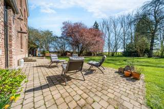 Maison style fermette entièrement rénovée, alliant le confort moderne et le charme de l’ancien, avec remise en ordre technique complète. Implantée en 4 façades sur une parcelle de 1.290 m², elle offre un cadre calme et paisible, dans une rue en cul-de-sac, avec possibilité d’y exercer une ou plusieurs professions libérales grâce à ses espaces distincts.<br /><br />Sur le plan technique : toiture isolée avec couverture remplacée en 2023, 15 panneaux solaires, électricité conforme, chauffage avec production d’eau chaude via chaudière, châssis double vitrage bois/PVC, adoucisseur d’eau, fosse septique. Maison saine, aucun travaux à prévoir.<br /><br />Composition : au rez-de-chaussée, salon de 35 m², cuisine de 26 m², séjour de 30 m², bureau de 15 m² avec entrée indépendante, WC et buanderie. Au 1er étage, 5 chambres et mezzanine. Au 2e étage, salle de bain supplémentaire. Au 3e étage, 2 chambres dont une avec douche et espace suite parentale. Caves et espace annexe non aménagé.<br /><br />A la recherche de charme, d'espace et d'authenticité ? Ce bien est fait pour vous !<br />Envie de visiter, contactez-nous: 0499/88.54.58 ou par mail ; barry.morue@weinvest.be.<br />Vente sous réserve d'accord du propriétaire.<br />***** Pour toute demande d'évaluation GRATUITE et SANS ENGAGEMENT, contactez votre agent immobilier local au 0499.88.54.58 *****