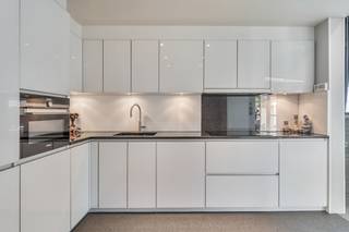 <strong>🏡 Te koop – Instapklare, gerenoveerde gelijkvloerse woning te Balen. Centraal maar rustig wonen.</strong><br /><br />In de Kolfstraat in Balen vinden we deze verzorgde en instapklare gelijkvloerse woning, waar comfort, praktische indeling en onderhoudsgemak centraal staan.<br /><br />✨ Bij het binnenkomen word je verwelkomd in een verzorgde inkomhal met toegang tot de ruime woonkamer.<br />De leefruimte met de natuurlijke lichtinval is een zeer gezellige zithoek.<br />In de woonkamer werd bovendien een afzonderlijke bureauruimte geïntegreerd, ideaal als thuiswerkplek of rustige werkruimte.<br /><br />De woning is voorzien van rolluiken en een domotica-systeem, waarmee onder andere de rolluiken eenvoudig bediend kunnen worden.<br /><br />🛋️ Vanuit de woonkamer is er toegang tot de drie slaapkamers.<br /><br />De badkamer is volledig vernieuwd en is modern en praktisch ingericht.<br />Daarnaast is er een afzonderlijk gastentoilet aanwezig.<br /><br />🍳 De volledig geïnstalleerde keuken is een echte troef. Deze werd vernieuwd en afgewerkt met hoogwaardige materialen en voorzien van alle nodige toestellen.<br />De moderne keuken oogt kwaliteit en biedt alles wat nodig is voor dagelijks comfort.<br /><br />Aansluitend bevindt zich een praktische berging met ingemaakte kasten en aansluitingen voor wasmachine en droogkast.<br /><br />✨ Ook de afwerking van de woning is bijzonder onderhoudsvriendelijk.<br />De vloer in steentapijt is niet alleen stijlvol, maar ook zeer gemakkelijk in onderhoud.<br /><br />🌿 Buiten geniet je van een onderhoudsvriendelijke tuin met een aangenaam afdak, ideaal om op zonnige dagen gezellig buiten te zitten.<br />De tuin werd praktisch aangelegd en vraagt weinig onderhoud.<br /><br />Verder beschikt de woning over een ruime garage met extra opslagruimte en een carport naast de woning. Dus voldoende parkeermogelijkheden.<br /><br />☀️ Extra troeven:<br />- Gelijkvloerse woning met 3 slaapkamers<br />- Vernieuwde badkamer en keuken<br />- Domotica-systeem en rolluiken<br />- Dubbele beglazing met zonwerende beglazing aan de zonnekant<br />- Ruime garage, extra opslagruimte en carport<br />- Onderhoudsvriendelijke tuin met afdak<br />- Gasverwarming<br /><br />🏡 Een comfortabele woning op één niveau, ideaal voor wie op zoek is naar een instapklare woning met een praktische indeling, mooie afwerking en weinig onderhoud.<br /><br />Interesse? Neem gerust contact met ons op voor meer informatie of een bezoek ter plaatse.