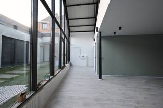 Ontdek deze prachtige loft in het centrum van Ardooie, waar ruimte, licht en comfort perfect samenkomen.<br />Deze unieke woonst combineert modern wooncomfort met een open en luchtige indeling — ideaal voor wie houdt van eigentijds wonen met karakter.<br /><br />Indeling:<br />Open leefruimte met veel natuurlijke lichtinval en aansluitend een moderne, volledig uitgeruste keuken.<br />Twee slaapkamers, elk met een eigen badkamer voor optimaal comfort.<br />In totaal drie toiletten.<br />Berging/wasruimte.<br />Dankzij het open karakter en de stijlvolle afwerking is dit een plek waar je meteen thuis voelt.<br />De loft is gelegen in het hart van Ardooie, vlakbij winkels, horeca, scholen en openbaar vervoer — alles binnen handbereik.<br /><br />Troeven:<br />Lichtrijke woonruimte<br />Twee badkamers en drie toiletten<br />Energiezuinige afwerking<br />Centrale ligging<br />Zeer goede EPC-score van maar liefst 71kWh/m2 (UC: 000286157)<br />Een bruikbare vloeroppervlakte volgens het EPC van 140m2!<br /><br />Prijs 390.000,00 euro exclusief aankoopkosten.<br /><br />Een unieke kans voor wie op zoek is naar een moderne, instapklare loft met een luxueus gevoel!<br />📍 Locatie: Centrum Ardooie<br />🏠 Type: Loft met 2 slaapkamers, 2 badkamers<br />📞 Contacteer ons vandaag nog voor meer informatie of een bezoek!