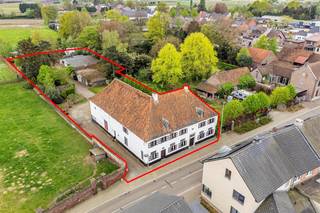 <p><span>Prachtige 18e-eeuwse hoeve in Maasstijl gelegen in de dorpskern van Ophoven op een perceel van 27a50ca, genaamd "Huize Reynders". <br /><br />ALGEMEEN: <br />- Open bebouwing. <br />- Bouwjaar: vermoedelijk dateert de woning uit 1707 en werd deze heropgebouwd na een brand in de 18e eeuw. <br />- Oppervlakte perceel: 27a50ca. <br />- De woning is gelegen in de Maasstraat, dorpskern van Ophoven. Vlakbij de Venlosesteenweg (N78) en op korte afstand van de Maas, Maasplassen en de Nederlandse grens. <br />- Bewoonbare oppervlakte: +/- 400m2. <br />- Gezien het gebouw een erfgoedwaarde heeft, is deze volledig vrijgesteld van de renovatieverplichting.<br />- De woning is voorzien van een pannen dak op houten constructie. <br />- Houten ramen met enkele beglazing. <br />- De woning wordt momenteel verwarmd dmv. kachels. <br />- KI: €1.808 <br />- Huize Reynders is een statig gebouw dat de grandeur van de 18e-eeuwse Maasstijl belichaamt met zijn witgekalkte bakstenen, houten kozijnen en een kenmerkende gepikte plint. Gaaf bewaarde, burgerlijke gebouwen uit deze periode zijn zowel in de Kempen als in het Maasland zeer zeldzaam. <br /><br /><br />INDELING <br />De hoeve werd opgedeeld in een woonhuis en dienstgebouw. <br /><br />-> WOONHUIS: <br /><br />GELIJKVLOERS: <br />- Inkomhal voorzien van een kalkstenen vloertegel met toegang tot alle vertrekken. Hier valt het bepleisterde plafond met zichtbare moer- en kinderbalken meteen op. Deze plafonds werden doorgetrokken doorheen het gehele woonhuis & het bijgebouw. <br />- 2 zitplaatsen aan elke zijde van de gang, voorzien van een taptijt- en linoleumvloer. <br />- Keuken voorzien van een beige tegelvloer. Deze is sumier ingericht met onder- en bovenkasten en een spoeltafel. De keuken is tevens voorzien van een prachtige schouw. <br />- Berging 1: voorzien van een betonvloer en een spoeltafel. <br />- Badkamer voorzien van wandtegels en ingericht met een ligbad en een wastafel. <br />- Berging 2: voorzien van een tegelvloer met toegang tot de kelder. <br />- Gewelfde kelder voorzien van betontegel. <br />- Apart toilet. <br />- Schuur met een uitzonderlijke oppervlakte van +/- 250m2. Te bereiken via de binnen-en buitenzijde. <br /><br />EERSTE VERDIEPING: <br />- Houten trap naar de eerste verdieping. <br />- Nachthal met toegang tot 4 ruime slaapkamers en de zolder. <br />- Zolder: prachtige polyvalente ruimte, nog naar wens in te richten. <br /><br /><br />-> DIENSTGEBOUW: <br />GELIJKVLOERS: <br />- Berging met toegang tot het bijgebouw. <br />- Keuken, sumier ingericht met onder- en bovenkasten en voorzien van een spoeltafel. De keuken biedt tevens toegang tot de kelder. <br />- Leefruimte, opgedeeld in een gezellige zit- en eethoek. <br /><br />EERSTE VERDIEPING: <br />- Trap naar verdieping. <br />- Nachthal met toegang tot de slaapkamer en badkamer. <br />- Badkamer voorzien van een ligbad en wastafel. <br /><br />BUITENRUIMTE: <br />Deze eigendom is gelegen in de dorpskern van Ophoven op een prachtig perceel van 27a50ca. <br /><br />Het pand is geklasseerd als beschermd erfgoed. De bedoeling van een bescherming als monument is het behoud van alle erfgoedelementen aan zowel het exterieur als het interieur. Voor meer informatie hieromtrent, kan u steeds contact opnemen met ons kantoor. </span></p><p><span>De eigendom is deels gelegen in woongebied met landelijk karakter en deels in agrarisch gebied. </span></p>
