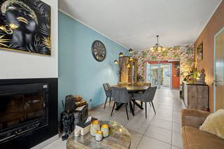 Op te frissen gezinswoning op een uitstekende locatie in Melsele (239m²) Dit betreft een gesloten bebouwing met stadstuin op een uitstekende locatie...