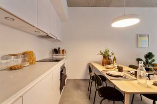 Studio te Antwerpen Via de ruime en lichtrijke leefruimte kom je in de open keuken die alle nodige hedendaags comfort omvat. Alle appartementen zijn...