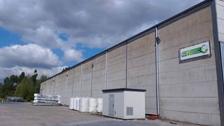 Loods met een oppervlakte van 2250m² ( 90m x25 m). De buitenoppervlakte is 7800m².Ideaal voor de productie van betonnen prefab muren en/of...