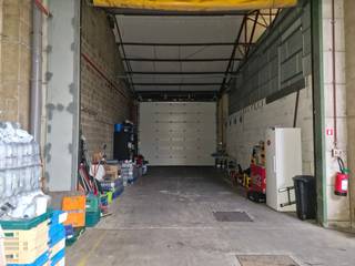 Ideaal gelegen in de onmiddellijke nabijheid van de autosnelwegen, biedt dit pand een uitstekende bereikbaarheid voor uw professionele...