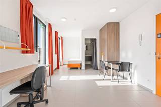 <p><span>Deze ruime studentenkamer is gelegen op de hoogste verdieping van een recent gebouw vlakbij Campus Sanderus van de Thomas More hogeschool. </span></p><p><span> </span></p><p><span>De kamer is volledig gemeubeld en beschikt over een eigen badkamer met lavabo, douche en toilet. Daarnaast geniet de kamer ook van een ruim en zonnig terras. </span></p><p><span> </span></p><p><span>In het gebouw zijn 4 gemeenschappelijke keukens en een gemeenschappelijke fietsenstalling. </span></p><p><span> </span></p><p><span>Bij de kamer komt nog een handige kelderberging. </span></p>