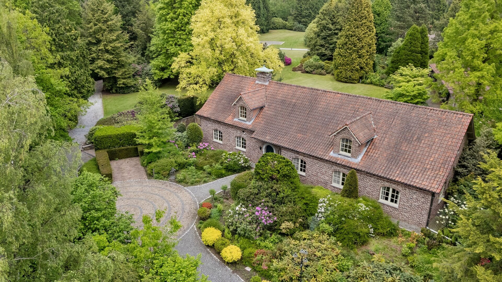 Luxury detached house in Lanaken with garden, terrace, garage and 4 bedrooms - built in 1982 - Large plot of land - Christie's Lifestyle - Energy label C - photo 1