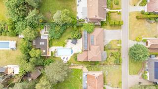 <p><span>Exclusieve Spaanse villa met 3 slaapkamers, poolhouse, zwembad en unieke haciënda-sfeer in Halle-Zoersel</span></p><p><span>In een rustige en residentiële straat in het geliefde Halle-Zoersel bevindt zich deze uitzonderlijke en karaktervolle Spaanse villa op een prachtig aangelegd perceel. De woning ademt sfeer, charme en vakantiegevoel dankzij haar unieke architectuur en de prachtig aangelegde tuin geïnspireerd op een authentieke haciënda.</span></p><p><span>Via de inkomhal komen we terecht in de stijlvolle open keuken met centraal kookeiland. Deze vormt het hart van de woning en sluit enerzijds aan op de lichtrijke veranda met prachtig zicht op de tuin en het zwembad, anderzijds op de warme en gezellige woonkamer. De leefruimte straalt karakter uit dankzij de zichtbare houten balken, de open haard </span></p><p><span>Op het gelijkvloers bevindt zich de royale masterbedroom met dressing en een luxueus vernieuwde badkamer uitgerust met ligbad, inloopdouche en wastafel. </span></p><p><span>Op de verdieping bevinden zich nog twee extra slaapkamers en een tweede badkamer met douche, toilet en lavabo.</span></p><p><span>De volledig aangelegde tuin vormt zonder twijfel één van de absolute blikvangers van deze eigendom. Het ruime terras, het zwembad, de exotische beplanting en de verschillende gezellige zithoeken creëren een unieke vakantiesfeer. Achteraan het perceel bevindt zich bovendien een groot poolhouse met eigen douche, ideaal als ontspanningsruimte, gastenverblijf of zomerbar.</span></p><p><span>Extra troeven:</span></p><ul><li><span>Unieke Spaanse villa met haciënda-uitstraling </span></li><li><span>Rustige toplocatie in Halle-Zoersel </span></li><li><span>3 volwaardige slaapkamers </span></li><li><span>Open keuken met kookeiland </span></li><li><span>Ruime en lichtrijke veranda </span></li><li><span>Groot poolhouse met douche </span></li><li><span>Dubbele inpandige garage </span></li><li><span>2 badkamers </span></li><li><span>Zonnepanelen aanwezig </span></li><li><span>Dak vernieuwd in 2022 </span></li><li><span>Instapklaar en perfect onderhouden </span></li><li><span>Prachtig aangelegde tuin met zwembad en volledige privacy </span></li><li><span>Karaktervolle architectuur met warme materialen en authentieke elementen </span></li></ul><p><span>Een unieke en zeldzame eigendom voor liefhebbers van charme, luxe en zuiderse sfeer, gelegen op een toplocatie in het groene Halle-Zoersel.</span></p><p><span>Interesse? Contacteer ons vandaag nog voor een exclusief bezoek ter plaatse.</span></p>