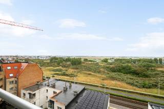 Ontdek deze compacte en lichte studio (36 m²) met een adembenemend uitzicht op de duinen en een gunstige EPC-score A, ideaal voor een zorgeloos verblijf aan de kust. De slimme indeling met ingebouwde meubels zoals een opklapbed en stapelbedden zorgt voor een optimaal ruimtegebruik, perfect voor een gezin of als rendabele investering. Geniet van de frisse zeelucht op het zonnige terras, direct bereikbaar vanuit de leefruimte. Bovendien is er de mogelijkheid tot aankoop van een handige parkeerplaats met ruime berging in de ondergrondse garage, een absolute troef aan de kust! Mis deze unieke kans niet om te investeren in uw plekje aan zee.<br /><br />Kenmerken:<br />Lichtrijke woonkamer met open keuken<br />Panoramisch uitzicht op de duinen en het hinterland<br />Zwembad in de residentie<br />Zonnig terras<br />Slimme ruimte-indeling met ingebouwde slaapoplossingen (opklapbed, stapelbed)<br />Efficiënte keuken en badkamer met ligbad