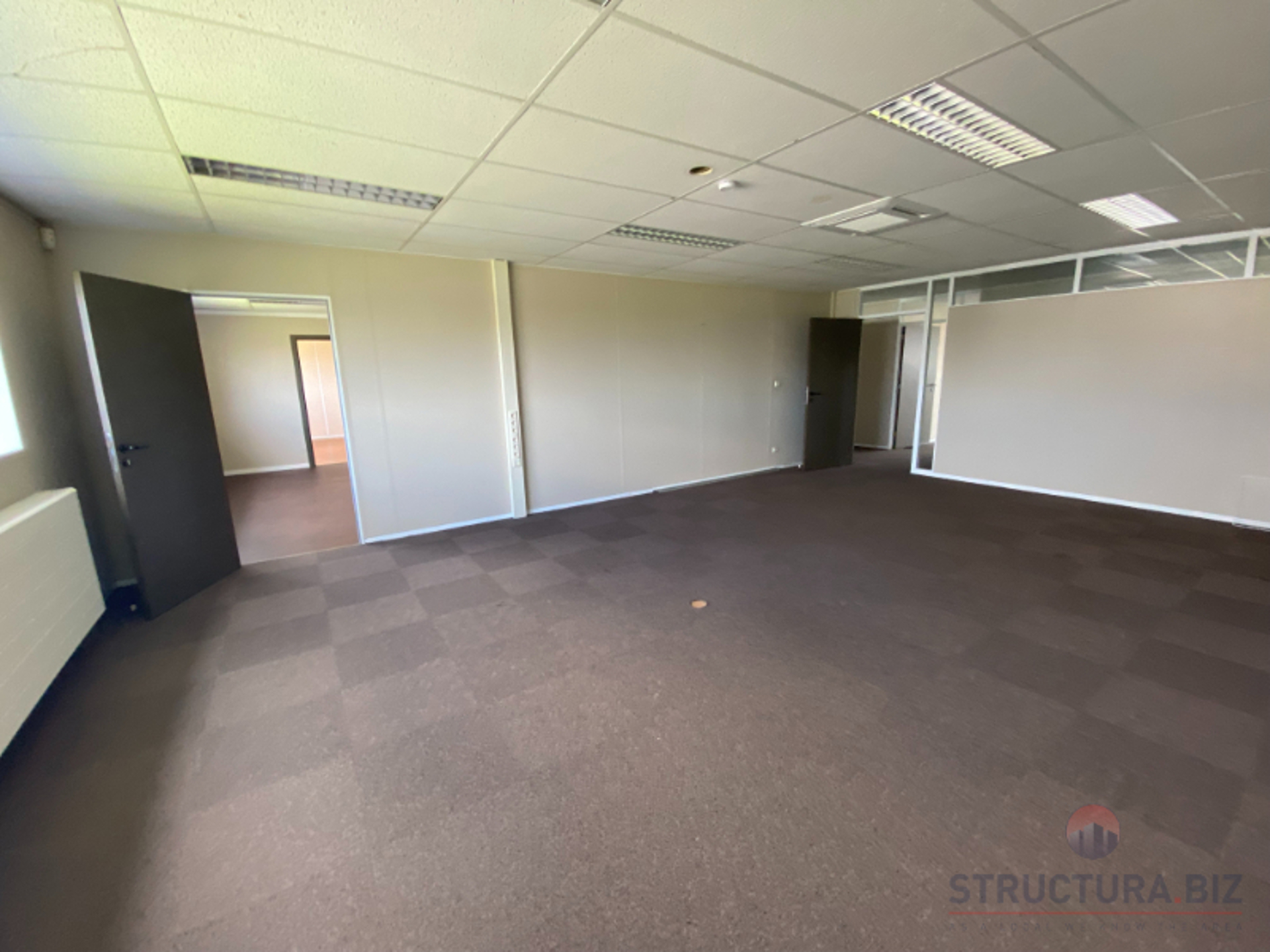 600 m² magazijn met atelier- en kantoorruimte vlakbij E40 te huur! - foto 4