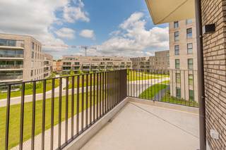 <p>Ontdek dit nieuwbouwproject aan de Heizijde in Turnhout: rustig gelegen, omringd door groen en toch vlakbij alle voorzieningen. Dit moderne appartement beschikt over een zalig terras, een lichtrijke leefruimte met volledig geïnstalleerde keuken, een praktische berging, twee slaapkamers, een badkamer met inloopdouche en een apart toilet. Verder is er een ondergrondse autostaanplaats + berging voorzien, evenals een gemeenschappelijke fietsenstalling. Gemeenschappelijke provisie: €110,00 per maand (inclusief privatief verbruik verwarming). Bij interesse, vraag dan zeker uw bezoek aan via onze website.</p>