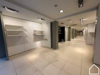 Dit aangename en functioneel ingedeelde handelspand is gelegen in dé winkelstraat van Ieper en geniet van een uitstekende commerciële ligging.In de...