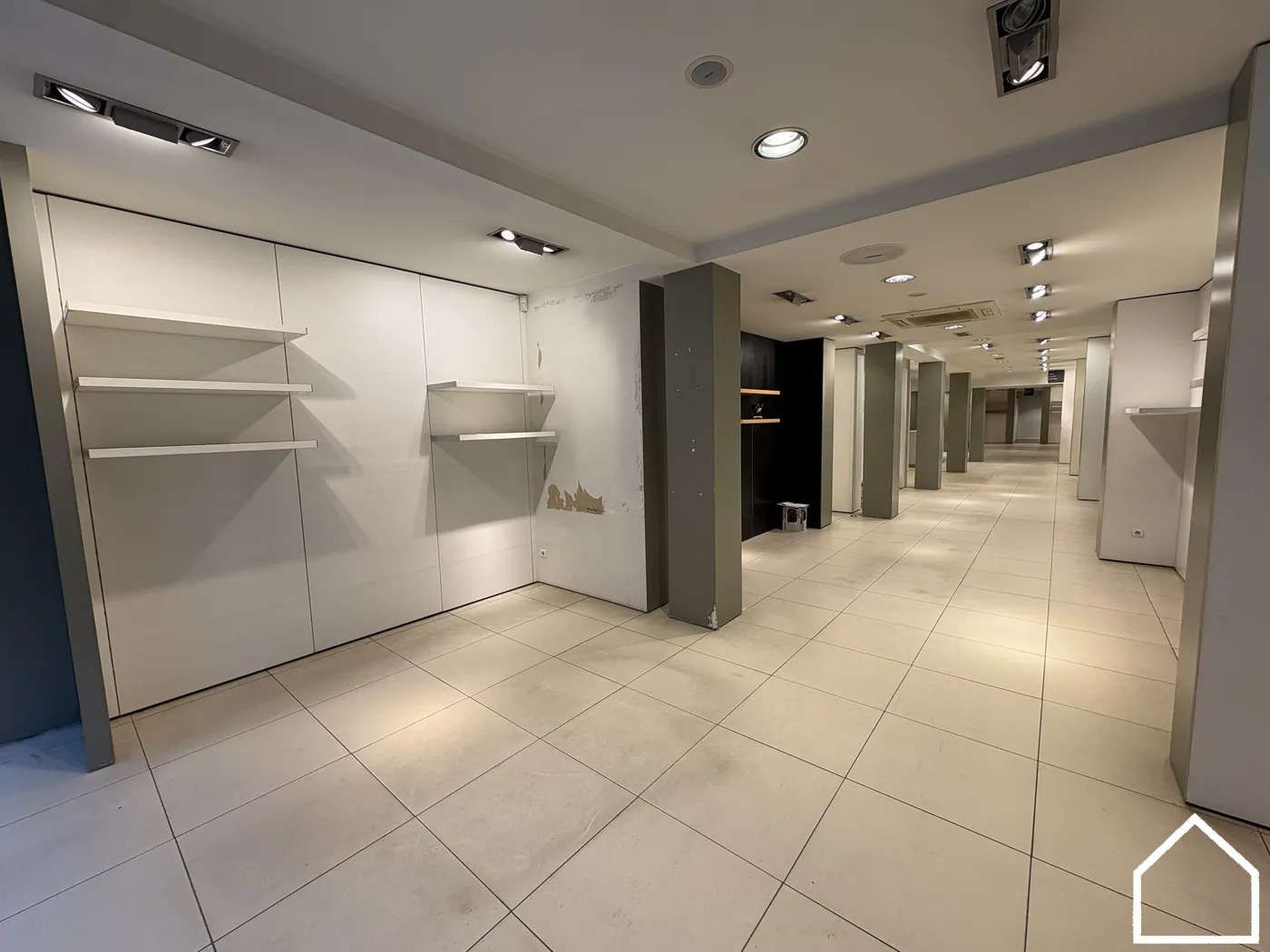 RUIM HANDELSPAND IN HET CENTRUM VAN IEPER - foto 2