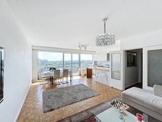 GANSHOREN, op een steenworp afstand van het moeras van Ganshoren, dicht bij alle voorzieningen, prachtig appartement met 3 slaapkamers gelegen op de 7e verdieping van een gebouw met een vrij uitzicht op de basiliek en het Atomium. Het appartement is als volgt ingedeeld: inkomhal, woonkamer van ± 30 m² met toegang tot een terras van ± 11 m² op het oosten, volledig ingerichte open keuken (oven, kookplaten, afzuigkap, koelkast, diepvriezer, vaatwasser), 3 slaapkamers (± 9 m², ± 11,5 m² en ± 13,5 m²), apart toilet, badkamer (douche en bad), berging. Alle oppervlakten zijn bij benadering. Raming servicekosten: 200 €/maand (gemeenschappelijke kosten + warm water, koud water en verwarming + conciërgedienst). EPB: D-, 39 kg/(m²/jaar). Beschikbaar vanaf 01/10/2026.