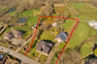 Deze woning is rustig gelegen in Olmen (Balen), met een vlotte verbinding naar omliggende gemeenten en alle nodige voorzieningen in de nabije omgeving. De groene setting en de goede bereikbaarheid zorgen voor een aangename woonomgeving.<br /><br />Bij het betreden van de woning komt u in de inkomhal met gastentoilet, waarna u doorloopt naar een lichtrijke leef- en eetruimte die mooi aansluit op de keuken. Verder vindt u op het gelijkvloers een bureau of slaapkamer, een praktische berging, een wasplaats en een dubbele inpandige garage. Op de verdieping bevinden zich vier ruime slaapkamers, waarvan één perfect kan dienen als multifunctionele ruimte, en een badkamer. De woning beschikt daarnaast over een volledige kruipkelder en een zolder bereikbaar via een luik, met mogelijkheden om extra kamers te creëren. Buiten geniet u van een overdekt terras en een balkon aan de masterbedroom, met zicht op het ruime perceel en de vijver.<br /><br />Op de verdieping zorgen de ruime slaapkamers voor voldoende comfort, met mogelijkheden voor een groot gezin of thuiswerk. De multifunctionele ruimte biedt extra invulling naar wens.<br /><br />De tuin met vijver en het overdekte terras vormen een rustige plek om te ontspannen, met voldoende privacy en ruimte. De woning beschikt over een dubbele inpandige garage en een ruime opslagplaats met hoge poorten (ca. 4 m), aangevuld met voldoende parkeergelegenheid op de oprit.<br /><br />EPC label C (266 kWh/m²) – geen renovatieverplichting.<br /><br />Een extra wei van 95a49ca kan optioneel aangekocht worden voor een bedrag van 50.000 EUR.<br /><br />• Goed onderhouden woning met veel opbergruimte<br />• Ruim perceel met vijver<br />• 5 slaapkamers met uitbreidingsmogelijkheden<br />• Multifunctionele opslagplaats van 190 m²<br />• Dubbele garage en ruime parkeermogelijkheden