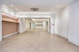 In het centrum van Herentals, in de winkelstraat staat dit handelshuis te koop. Het betreft een gelijkvloerse winkelruimte van 135m² met brede...