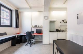 <p><span>This spacious student room is located on the 2nd floor of a well-maintained building, near the University of Antwerp. <br /><br />The room has a private bathroom and is fully furnished. Per floor there is 1 common kitchen. </span></p><p><span> </span></p><p><span>Furthermore, the building has a bicycle shed and a spacious common roof terrace. </span></p><p><span> </span></p><p><span> </span></p>