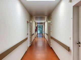 Deze serviceflat in residentie Armonea Lindenhof biedt zelfstandigheid met ondersteuning op maat, ideaal gelegen nabij winkels en openbaar vervoer.<br /><br />De gelijkvloerse serviceflat heeft een oppervlakte van 48 m², is praktisch ingedeeld, biedt plaats voor een gezellige leefruimte en comfortabele slaapkamer en beschikt over een ingerichte keuken en een vernieuwde badkamer met douche en toilet.<br /> Daarnaast geniet u van een privéterras op een zuidwestelijke ligging, met zicht op de mooie tuin.<br /><br />Bijzonderheden:<br />- Diverse diensten op maat: maaltijden, kapper, manicure, pedicure, kinesitherapie, schoonmaak en klusjeshulp zijn optioneel beschikbaar.<br />- Mooie gemeenschappelijke ruimte/salon, tuin en terras;  ideaal om te ontspannen of om andere bewoners te ontmoeten.<br />- Een rijk aanbod aan activiteiten voor een actief en sociaal leven.<br /><br />Financiële info:<br />Deelname in de basisdiensten: €29,45/dag (~€880 - €900/maand) <br />Niet inbegrepen kosten: maaltijden, elektriciteit, tv-aansluiting, verpleegkundige zorg. <br /><br />Neem contact met ons op voor een bezichtiging en ontdek deze unieke woonkans zelf! Bel ons voor een afspraak op 03 666 66 66 of mail naar kapellen@dewaele.com.<br /><br />Bestuursmaatregelen in het maatregelenregister: nee