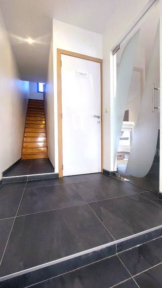 Deze ruime gezinswoning is rustig en toch centraal gelegen te Bredene Sasop wandelafstand van het shopping center, bushalte, scholen en de...