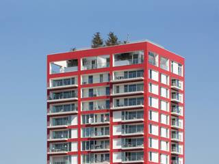 <br />In de bruisende en duurzame stadsontwikkeling Nieuwe Dokken in Gent komt deze uitzonderlijke penthouse op de markt. Gelegen op de 13e verdieping geniet je hier van rust, licht en indrukwekkende zichten over het water en de skyline van de stad, met onder meer uitzicht op de drie iconische torens van Gent.<br /><br />Deze luxueuze woning combineert een hoogwaardige afwerking met een doordachte indeling. De ruime leefruimte is lichtrijk en sluit naadloos aan op meerdere grote terrassen die rondom het appartement lopen. De open keuken is modern uitgerust en beschikt over kwalitatieve inbouwtoestellen én een ingebouwde wijnfrigo – ideaal voor wie houdt van stijlvol koken en ontvangen.<br /><br />De penthouse biedt drie volwaardige slaapkamers, waarvan de master beschikt over een eigen douche. Daarnaast is er een tweede, volledig uitgeruste badkamer met bad en aparte douche, wat het comfort ten goede komt voor zowel bewoners als gasten.<br />De ligging in de Nieuwe Dokken staat garant voor duurzaam en toekomstgericht wonen: op wandelafstand van winkels, horeca, openbaar vervoer en het centrum van Gent.<br /><br />Een ondergrondse parkeerplaats is optioneel bij te kopen en biedt directe lifttoegang tot het appartement. Dit maakt de woning niet alleen stijlvol en ruim, maar ook bijzonder praktisch en comfortabel.<br /><br />Een zeldzame opportuniteit voor wie op zoek is naar exclusief wonen in een van de meest vernieuwende stadswijken van Gent.