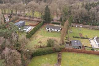 Deze te renoveren woning bevindt zich op een absolute toplocatie, op de grens van Wuustwezel, Kapellen en Brasschaat, in een rustige, autoluwe straat te midden van groen. Ondanks de serene ligging bent u in enkele minuten op de gewestweg, en via autovrije wandel- en fietspaden bereikt u vlot het centrum. Het ruime perceel van 2.514 m² biedt volop mogelijkheden voor een woning met gelijkvloerse leefruimte en drie slaapkamers.

Indeling

Bij binnenkomst via de inkomhal vindt u een gastentoilet. Rechts bevindt zich de ruime, lichte leefruimte. De gesloten keuken is volledig functioneel en grenst aan de eetkamer. Verder beschikt de woning over drie ruime slaapkamers en een centraal gelegen badkamer met ligbad en tweede toilet. De dubbele inpandige garage biedt plaats voor twee wagens of kan dienstdoen als extra bergruimte. 

Tuin

De ruime, zonnige tuin biedt tal van mogelijkheden voor een eigen groene oase. Vanuit de keuken is het terras toegankelijk en achteraan vindt u een tuinhuis. De tuin is volledig omheind en aan de voorzijde voorzien van een dubbele poort. Voor het gebouw is er een oprit voor nog eens twee wagens op het afgesloten perceel. 

Troeven:

*Gelijkvloerse woning

*Ruim perceel van 2.514 m²

*Veel renovatiepotentieel

*Groene, residentiële omgeving

*Dubbele inpandige garage