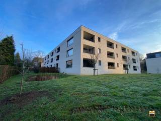 <p><span> </span></p><p><span>Recente assistentiewoning in parkomgeving, pal in het centrum van Borgloon</span></p><p><span>Bent u op zoek naar een comfortabele woonoplossing voor uzelf, of een interessante investering met toekomstperspectief? Deze prachtige, instapklare assistentiewoning combineert rust, comfort en zorg op maat op een toplocatie in het hart van Borgloon.</span></p><p><span>Wonen op een prachtige locatie</span><span><br />Deze assistentiewoning bevindt zich in een rustige, groene parkomgeving en biedt een aangename balans tussen privacy en sociaal contact, volledig naar eigen wens. De residentie ligt in het centrum, op wandelafstand van winkels, horeca en openbaar vervoer. Bovendien bevinden een Spar-winkel en de doktersassociatie De Parel zich in de onmiddellijke nabijheid.</span></p><p><span>Zorg à la carte zelfstandig wonen met ondersteuning</span><span><br />Hier kiest u voor een thuis waar u zo lang mogelijk zelfstandig kunt wonen, met zorg en ondersteuning op maat wanneer dat nodig is. U geniet onder meer van:</span></p><ul><li><span>ondersteuning door een woonassistent</span></li><li><span>aandacht voor veiligheid en comfort</span></li><li><span>dag- en nachtpermanentie en medische bijstand</span></li></ul><p><span>De assistentiewoning voldoet aan de specifieke voorwaarden van het woonzorgdecreet van 13 maart 2009, zowel op bouwkundig vlak als op het gebied van dienstverlening.</span></p><p><span>Indeling</span></p><ul><li><span>Inkomhal</span></li><li><span>Leefruimte met open keuken</span></li><li><span>Slaapkamer</span></li><li><span>Badkamer</span></li><li><span>Berging</span></li><li><span>Kelderberging</span></li></ul><p><span>Op het gelijkvloers bevindt zich bovendien een gemeenschappelijke ontmoetingsruimte met kitchenette, ideaal voor sociaal contact in een aangename omgeving.</span></p><p><span>Comfort en afwerking</span></p><ul><li><span>Instapklaar (geschilderd en voorzien van lichtarmaturen)</span></li><li><span>Vloerverwarming</span></li><li><span>Ventilatiesysteem C+ volgens EPB-norm</span></li><li><span>Lift aanwezig</span></li><li><span>Thermische en akoestische isolatie</span></li><li><span>E-peil: 47</span></li><li><span>Specifiek energieverbruik: 75,96 kWh/m²</span></li><li><span>Volledig aangelegde tuinen in het parkgebied</span></li></ul><p><span>De residentie straalt rust uit en biedt een bijzonder aangename woonomgeving.</span></p><p><span>Voor eigen bewoning of als investering</span><span><br />Vanaf 65 jaar kan men de assistentiewoning zelf bewonen. Aankoop als belegging behoort eveneens tot de mogelijkheden.</span></p><p><span>Interesse?</span><span><br />Bezoeken zijn mogelijk na voorafgaande afspraak via ons kantoor op </span><span>012 26 22 05</span><span>.</span></p>