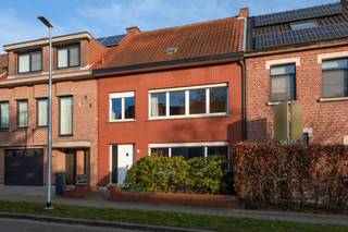 In het hart van Edegem, op wandelafstand van het bruisende centrum, vindt u deze uitzonderlijk brede rijwoning van 7,4 meter met drie...