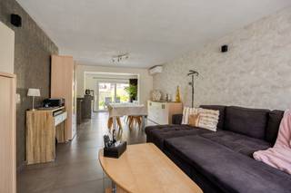 Op zoek naar een instapklare gezinswoning met veel ruimte en hedendaags comfort? <br /><br />Deze verzorgde eengezinswoning biedt alles wat een modern gezin nodig heeft: vier volwaardige slaapkamers, een apart bureau / dressing of vijfde slaapkamer, een garage, een zonnige tuin én energiezuinige voorzieningen zoals zonnepanelen en airconditioning.<br /><br />De open keuken sluit naadloos aan op de woonkamer en vormt het hart van de woning. Dankzij de praktische indeling geniet u hier van een open en gezellige leefomgeving, ideaal voor het dagelijkse gezinsleven en het ontvangen van gasten. Aansluitend bevindt zich een praktische berging die zorgt voor extra opslagruimte en gebruiksgemak.<br /><br />De vijf slaapkamers zijn verdeeld over twee verdiepingen, wat zorgt voor een optimale benutting van de beschikbare ruimte en extra privacy. De badkamer is functioneel ingericht en voorzien van alle nodige comfort.<br /><br />Buiten kunt u volop genieten van het terras en de aangename tuin, perfect voor ontspanning of gezellige momenten met familie en vrienden. <br />Achteraan het perceel bevindt zich een afzonderlijke garage die rechtstreeks bereikbaar is via de tuin.<br /><br />De woning is beschikbaar +/- 4 weken na akte.<br />De vermelde prijs is een richtprijs. De eigenaar behoudt zich het recht voor om een bod te aanvaarden of te weigeren.<br /><br />Er wordt een bezoekdag (op afspraak) georganiseerd op zaterdag 20 juni van 14u tot 16u.<br />Deel uw interesse en plan uw bezoek via het nummer 0468/43 75 04.