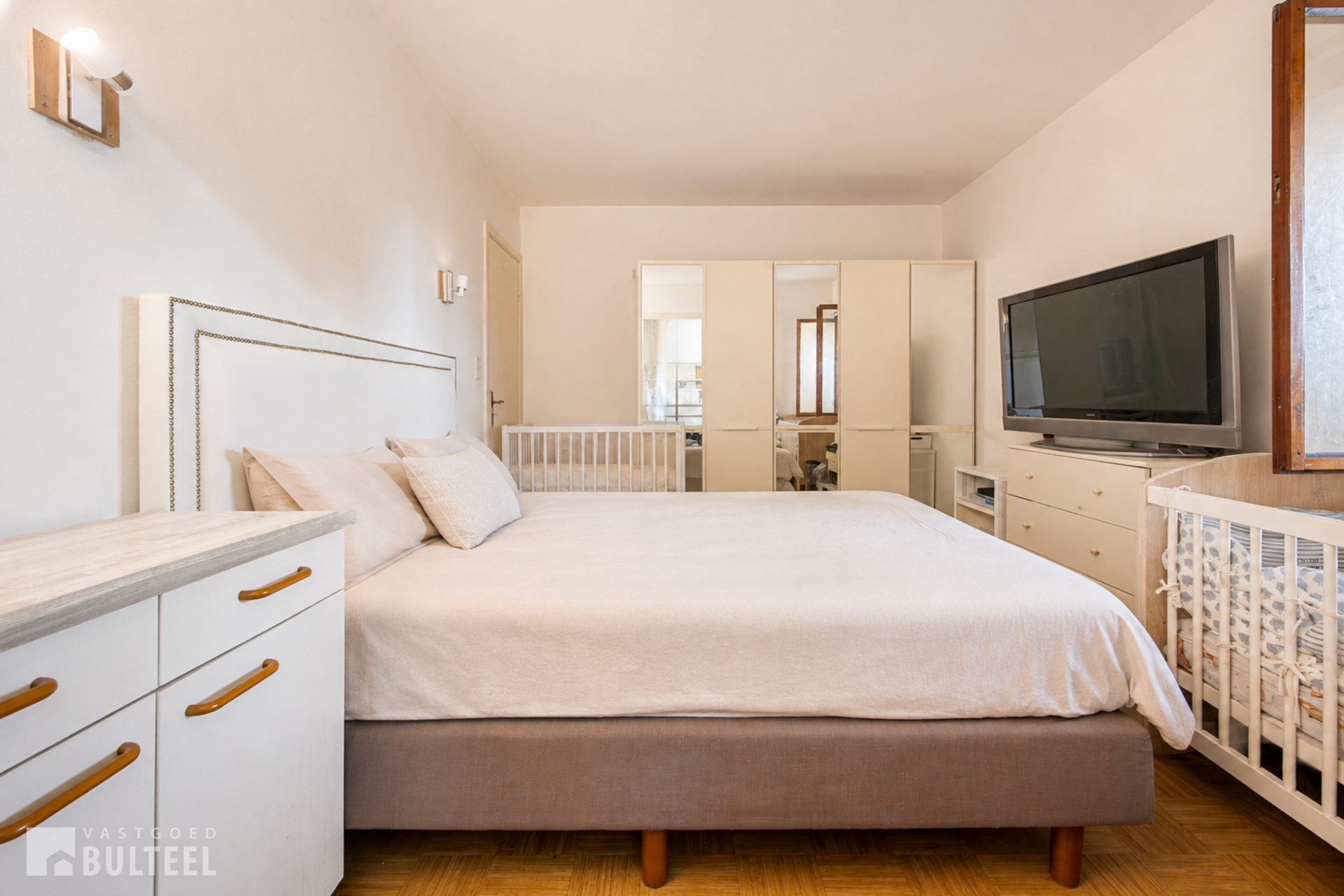 Opbrengsteigendom met 2 appartementen en grote garage. - foto 5
