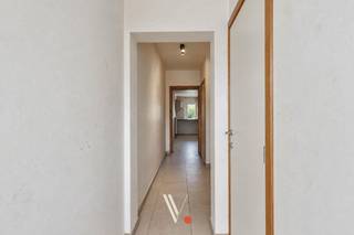 <p>In de Oswald Ponettestraat in Ronse vinden we deze charmante gesloten woning met <strong>130 m² bewoonbare oppervlakte</strong> op een <strong>perceel van 260 m²</strong>.<br />De woning werd in 2015 gedeeltelijk gerenoveerd. <strong>Mits het voorzien van dakisolatie kan EPC-label B behaald worden</strong>. <br /><br />De woning beschikt over een woonkamer, een praktische keuken en een badkamer. Verder zijn er <strong>twee slaapkamers en een afzonderlijk bureau of hobbyruimte.</strong><br />Dankzij de rustige ligging en de praktische indeling is deze woning een interessante opportuniteit voor <strong>starters en kleinere gezinnen.</strong><br /><br /><strong>De belangrijkste troeven:</strong></p>
<ul>
<li><span>Bewoonbare oppervlakte van <strong>130 m²</strong></span></li>
<li><span>Perceel van <strong>260 m²</strong></span></li>
<li><span>Gedeeltelijk gerenoveerd in <strong>2015</strong></span></li>
<li><span><strong>Twee slaapkamers en een afzonderlijk bureau</strong></span></li>
<li><span>Kelder met extra opbergruimte</span></li>
<li><span>Rustige ligging</span></li>
</ul>
<p>Interesse? <strong>Contacteer Vanthuyne Vastgoed voor meer informatie of een bezoek ter plaatse!</strong><br /><br />Deze woning valt onder de renovatieplicht.<br /> </p>