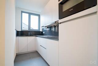 <p><span>Tel.: 0456 87 27 16 / E-mail: </span><span>juliana.t@weinvest.be</span></p>
<p><span>We Invest stelt u met plezier dit mooie appartement met 1 slaapkamer van ongeveer 60 m² voor, gelegen in Oudergem, in een </span><strong><span>zeer recent gebouw</span></strong><span>.</span></p>
<p><span>Het appartement bestaat uit een leefruimte, een keuken, een comfortabele slaapkamer en een doucheruimte. Daarnaast beschikt het over een </span><strong><span>aangenaam terras</span></strong><span>, ideaal om dagelijks van een buitenruimte te genieten.</span></p>
<p><span>Het appartement beschikt eveneens over een </span><strong><span>wasruimte</span></strong><span> en een </span><strong><span>apart toilet</span></strong><span>, gescheiden van de doucheruimte, wat zorgt voor extra comfort en functionaliteit.</span></p>
<p><span>De woning geniet van een bijzonder praktische ligging in Oudergem. De buurt biedt een vlotte toegang tot winkels en dagelijkse voorzieningen en beschikt over een uitstekende verbinding met het openbaar vervoer. Metrolijn 5, verschillende buslijnen en tram 25 zijn gemakkelijk bereikbaar.</span></p>
<p><span>Ook het </span><strong><span>Delta Ziekenhuis</span></strong><span> bevindt zich in de nabije omgeving, net als de belangrijkste verkeersassen, waaronder de E411 en de Ring, waardoor u zich gemakkelijk naar Brussel en de omliggende gemeenten kunt verplaatsen.</span></p>
<p><strong><span>Parking: €100 verplicht</span></strong><br /><strong><span>Lasten: €175</span></strong><br /><strong><span>Huurtermijn: minimum 3 jaar</span></strong><br /><strong><span>EPC: B</span></strong></p>
<p><strong><span>Te bezoeken zonder uitstel!</span></strong></p>
<p><span>Ontdek meer exclusieve panden op </span><span>www.weinvest.be</span></p>