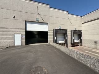 Deze <strong>magazijnruimte B1 van 1.800 m²</strong> beschikt over een <strong>vrije hoogte van 6 meter</strong> en is uitgerust met <strong>2 laadkades</strong> en 2 sectionale poorten. De ruimte is voorzien van energiezuinige LED-verlichting met bewegingssensoren en bevindt zich in een recent gerenoveerd gebouw; het dak werd drie jaar geleden volledig vernieuwd (dak isolatie en nieuwe lichtstraat met RWA koepels).<br /><br />De site biedt een ruime en verharde buitenzone met voldoende manoeuvreerruimte en parkeerplaatsen. Bovendien is het onderhoud van de parkeerplaatsen en straten, het groenonderhoud en nachtelijke en weekendbewaking inbegrepen in de huurprijs. <br /><br />De vlotte bereikbaarheid met de nabijheid van de<strong> R4 (2km)</strong>, met uitstekende verbindingen naar de belangrijke snelwegen <strong>E17 (5km).</strong> <br /><br />Beschikbaar vanaf 01/01/2026.<br />Heeft u interesse of wenst u graag meer details over dit aanbod? Aarzel dan niet om contact op te nemen met <strong>PANORAMA B2B</strong> voor bijkomende informatie, gedetailleerde plannen of om een vrijblijvend plaatsbezoek in te plannen. U kunt ons bereiken op het nummer <strong>09 219 90 20</strong>.