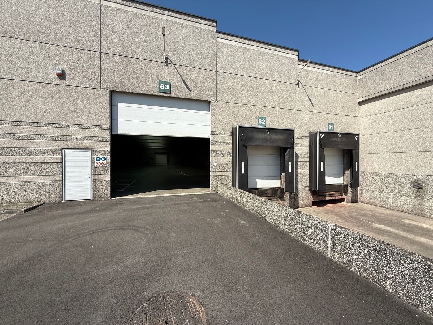 Uitstekend bereikbaar magazijn (1.800 m²) te huur te Gent (Desteldonk) - foto 1