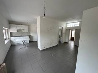 Ieper: pand met 2 slaapkamers nabij centrum te koopDeze woning is ingedeeld als volgt:nr 40: inkomhal, living met open keuken, droge kelder,...